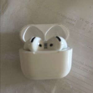 Apple White Wireless Earbuds with Charging Case